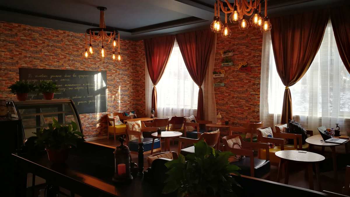 提香猜想咖啡生活館_廈門(mén)咖啡館裝修_咖啡音樂(lè)館棉麻連衣裙